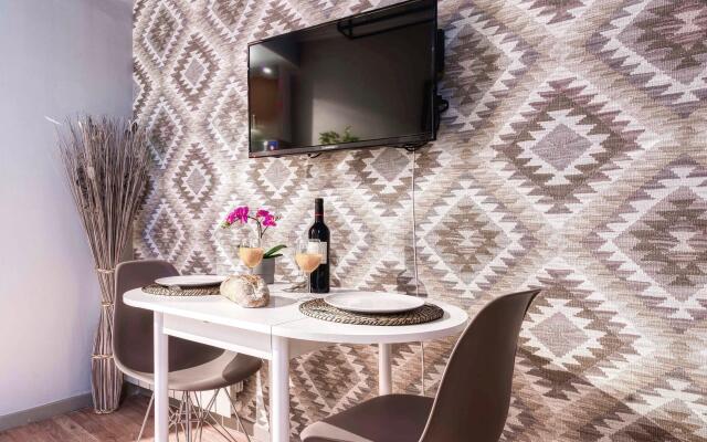 B 1632 - Louvre - Studio Parisien