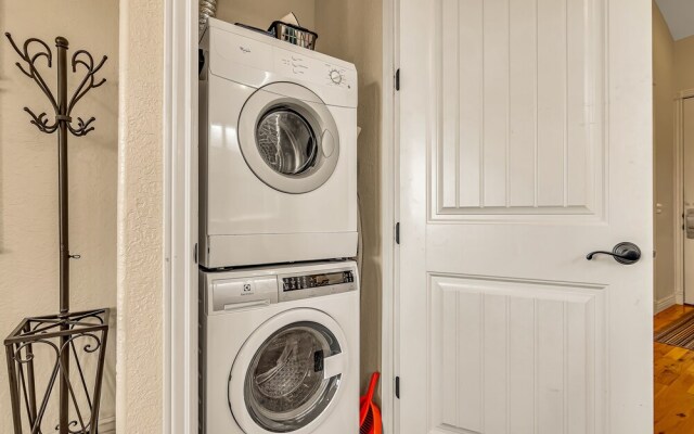 Scenic Terrace 2 Bedroom Condo by Redawning