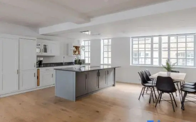 The Eyre Suite Five - Farringdon - by Frankie