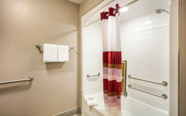 Red Roof Inn PLUS+ Boston - Logan