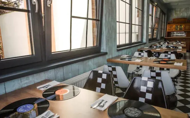 Retro Hotel Garage