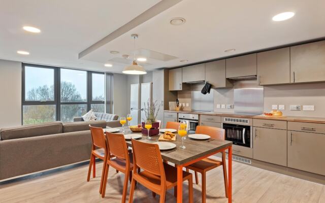 Central Modern Apartment with Fast Wifi Sleeps 6