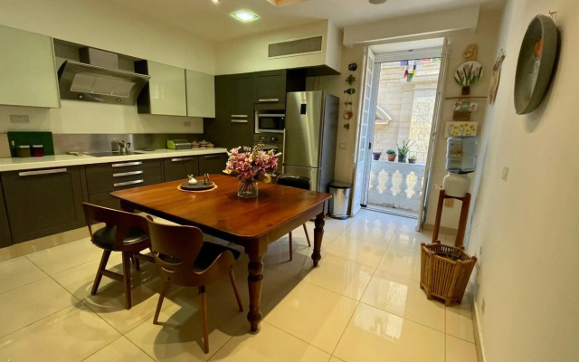 Valletta Collection - Merchant Str Apartment with large yard