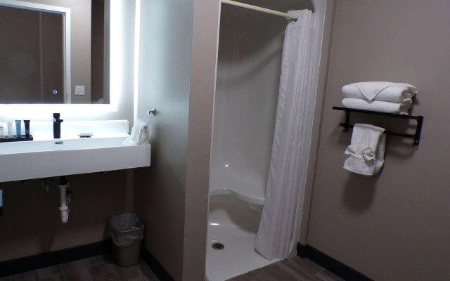 Luxor Inn & Suites, a Travelodge by Wyndham