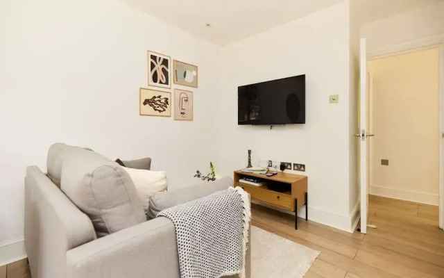 The Streatham Crib - Bright 2bdr Flat