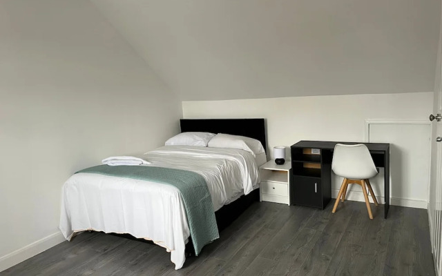 Remarkable 1-bed Studio Apartment in Redbridge