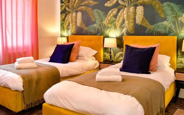 House - Sleeps up to 9 & Free Parking