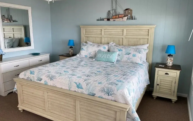 Turtley Paradise West 3 Bedroom Home by RedAwning