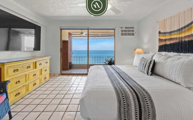 Beachfront Mexican Styled 3 BR Condo in Downtown