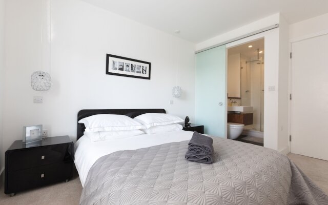 Luxury 2-bed Flat, Parking and Close to the Tube