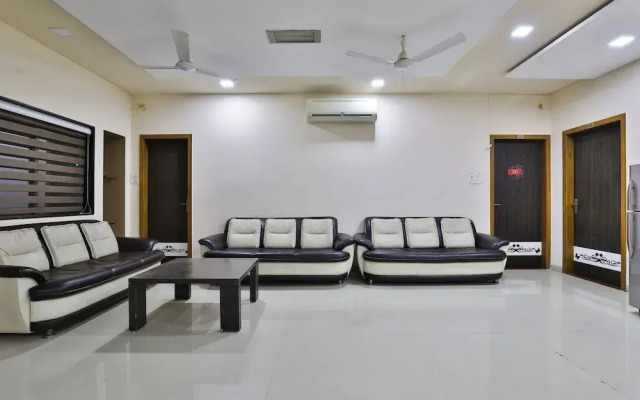 Oyo 27662 Varma Palace