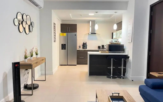 Parkhurst Lux Condo Near Devon House