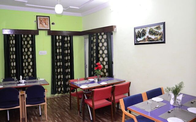 OYO 4255 The Crown Plaza