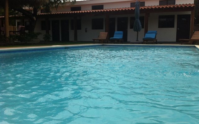 Machele' s Place Beachside Hotel & Pool