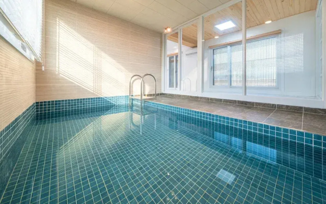 Gyeongju Poseokjeong Hanok Pool Villa
