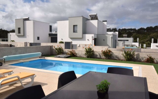 Lavish Villa in Foz do Arelho With Private Swimming Pool