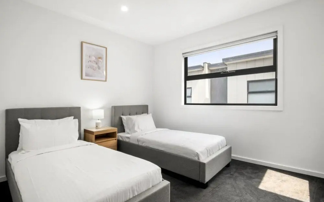 Relaxing Family Townhouse Near Melbourne's