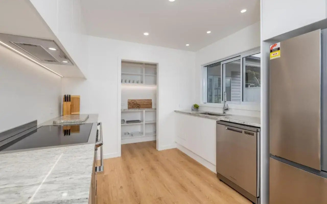 Waterfront Beach House - Paihia Holiday Home