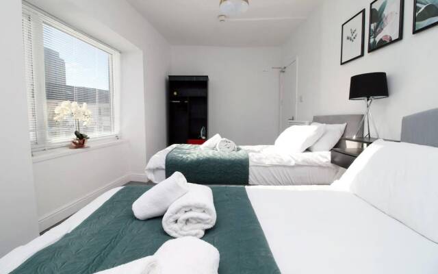 4 Bed Flat - Sleeps 4 - Parking - Wifi