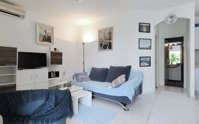 Apartment Djurdja - 20 m from beach : A2 Luka Murter, Island Murter