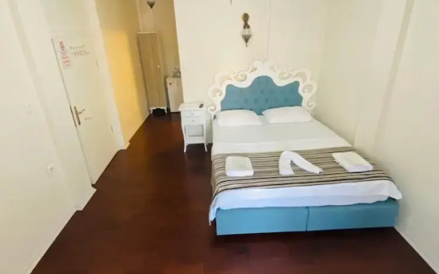 Maya Hotel Studio E