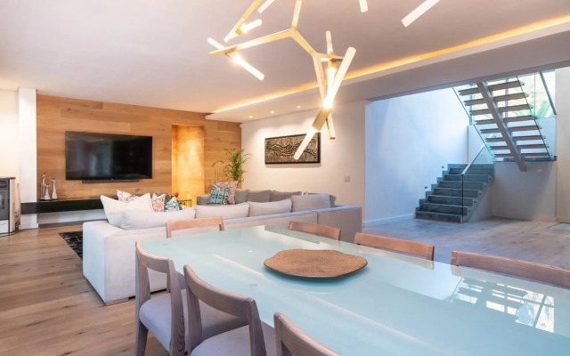 Amara Lincoln - 100m From Camps Bay Beach