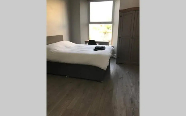 Large 7 bedroom House with Parking near City Centre