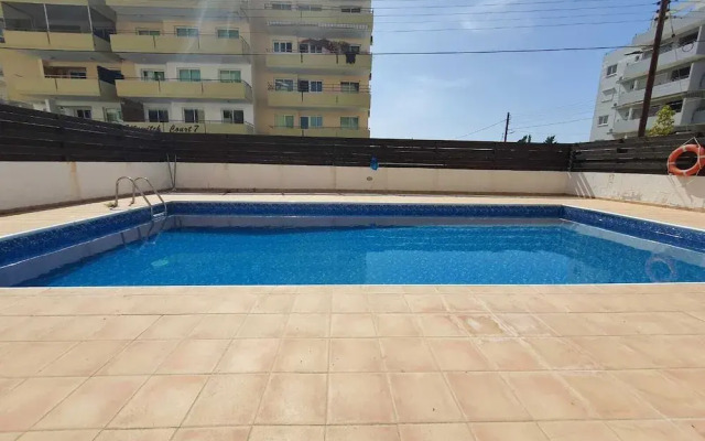 Andrea 3-BR Apt in Mackenzie With Pool
