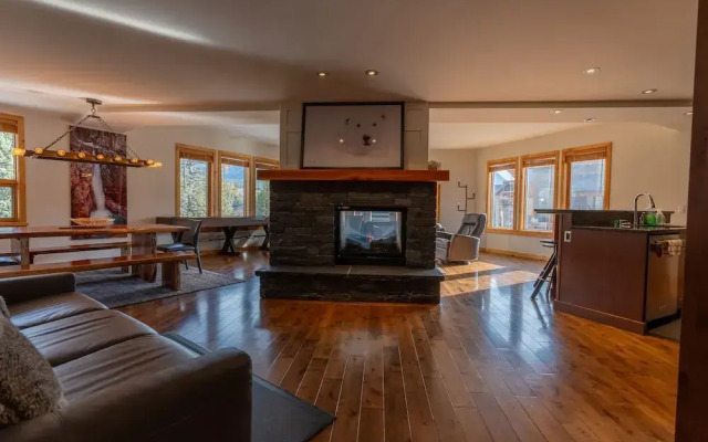 Rundle Cliffs Lodge by Canmore Premier