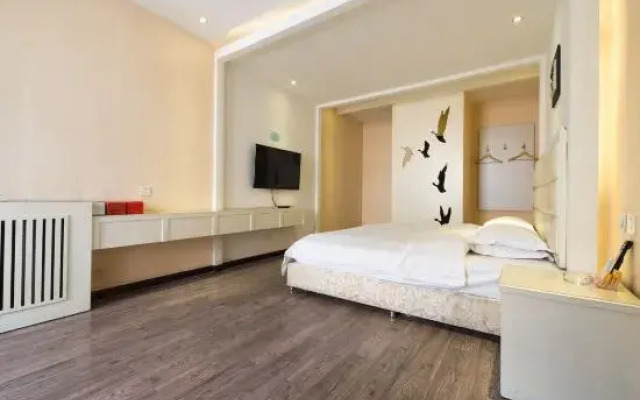 Red Ant Theme Hotel (Xinxianghe Normal University Wanda Branch)