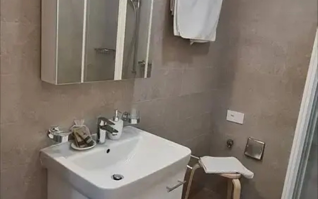 "central Brand New Apartment With Private Parking"