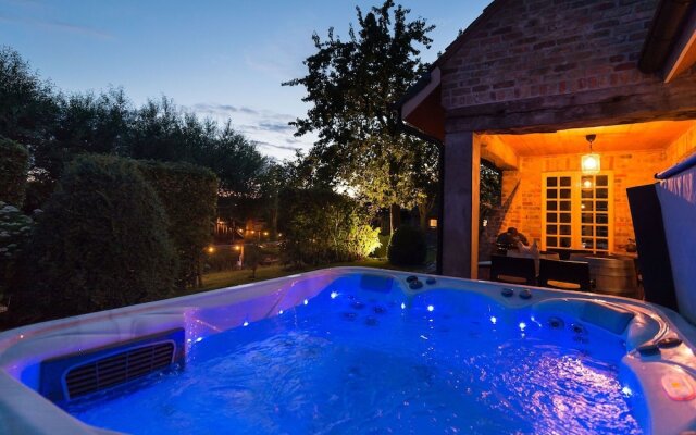 Charming Holiday House with Romantic Garden And Jacuzzi, in Quiet Location