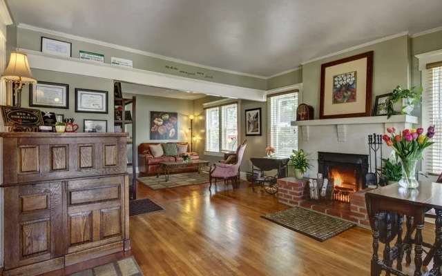 Hillcrest House Bed & Breakfast