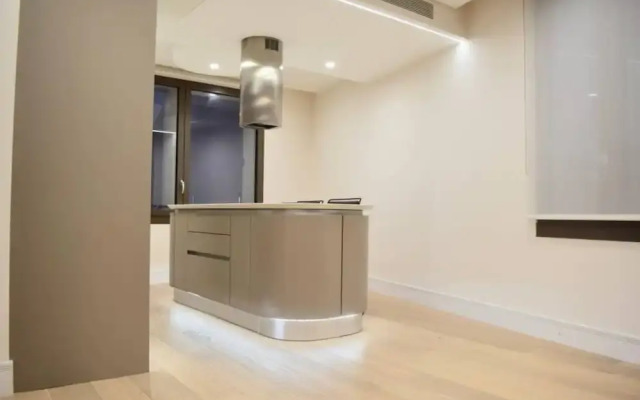 Modern 2 Bedroom Bayswater Apartment
