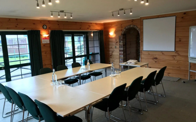 Cedarwood Lakeside Motel & Conference Venue