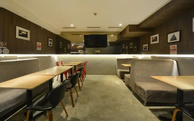 Central 65 Hostel & Cafe