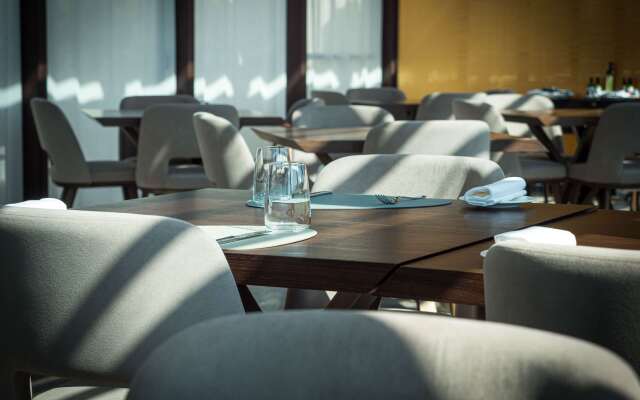 De Bonart Naples, Curio Collection by Hilton