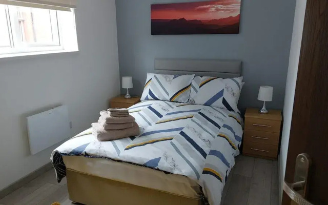 Immaculate 12-bed House Good Amenities in Wigan