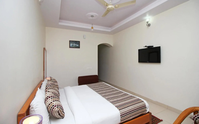 OYO 4756 Hotel Apple Inn