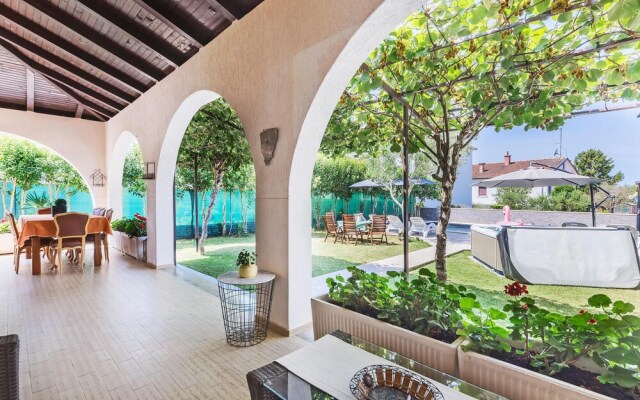 Awesome Home in Umag With 4 Bedrooms, Jacuzzi and Wifi