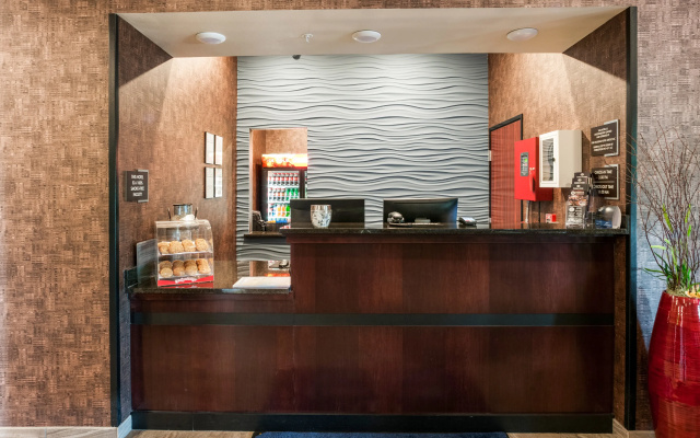 Cobblestone Hotel & Suites - Appleton International Airport
