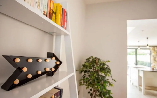 Modern 3 Bed Home in trendy Cambridge suburb