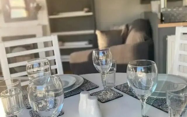 Immaculate 2-bed Static Caravan Near the Lake
