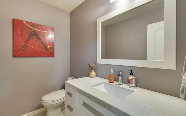 Lake Oswego Home w/ Deck 9 Mi to Downtown Portland