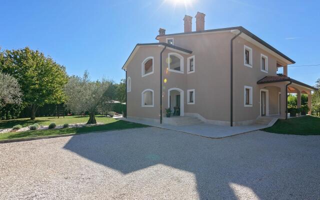 Splendid Villa in Vižinada with Jacuzzi