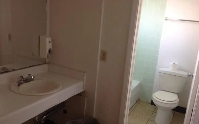 Travelodge By Wyndham Tulsa