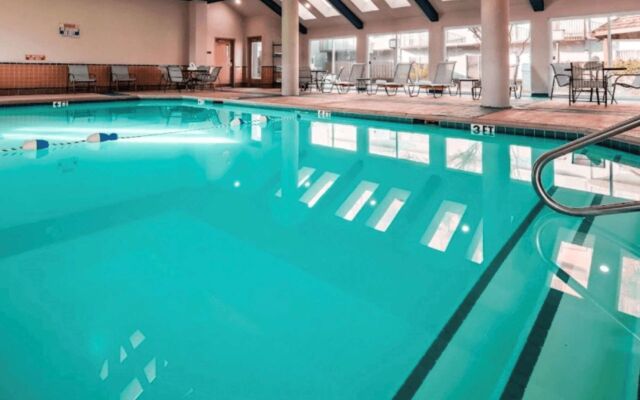 Orangewood Inn & Suites Kansas City Airport