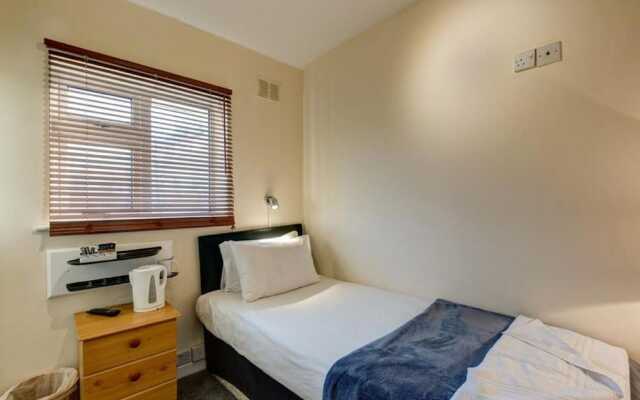 Commodore Hotel & Suites