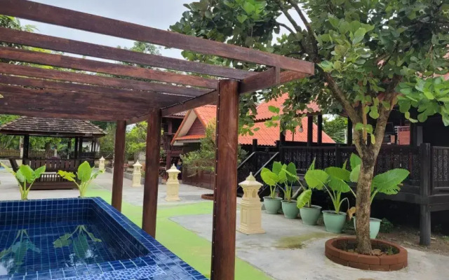 Ruen Thai Ampawa Resort