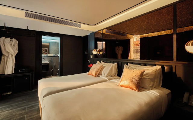 The Gravitique Hotel Khaosan